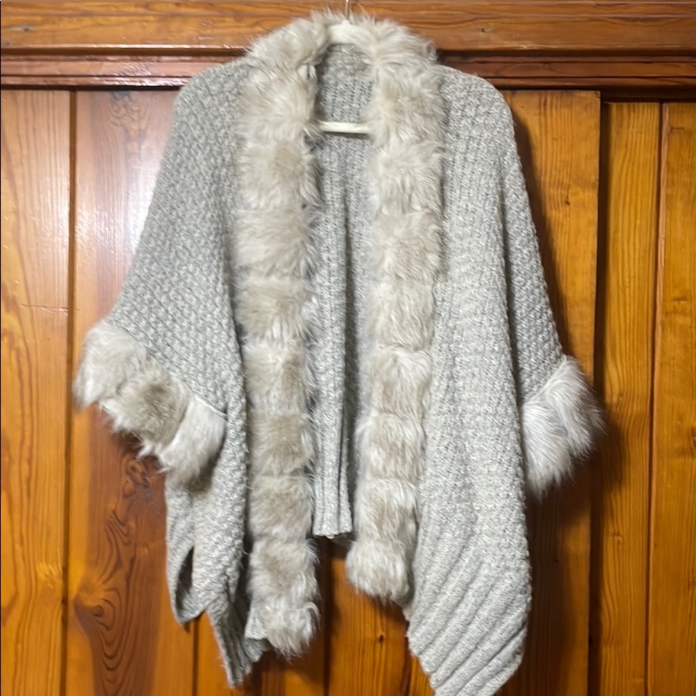 Chic Gray Knit Poncho with Faux Fur Trim
